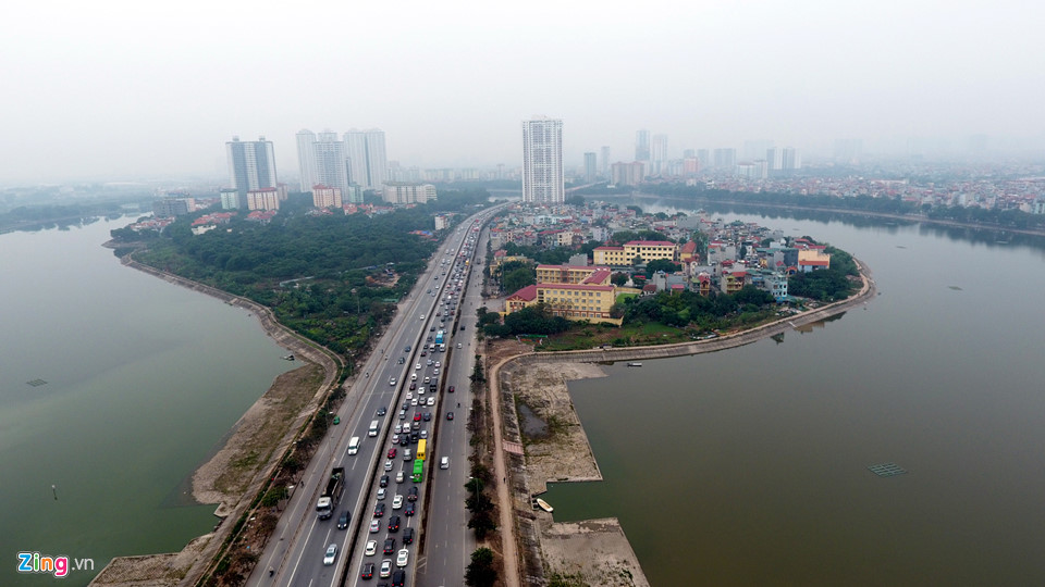 Xe cộ chật vật trở lại thành phố ngày đầu năm mới